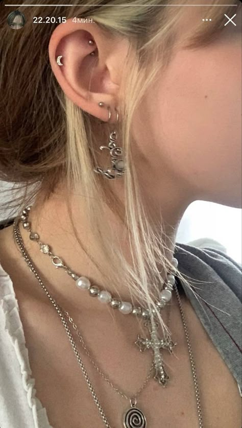 Ear Piercings Coquette, Silver Ear Stack, Ear Piercings Silver, Grunge Piercings, One Ear Piercing, Piercings Minimalist, Piercings Aesthetic, Ear Stacking, Ear Stacks