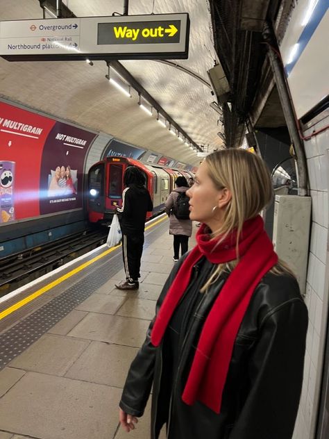 London Girl Aesthetic, Cherry Blonde, What To Wear In London, London Vibes, Shawl Winter, London Dreams, London Living, London Tube, Warm Scarves