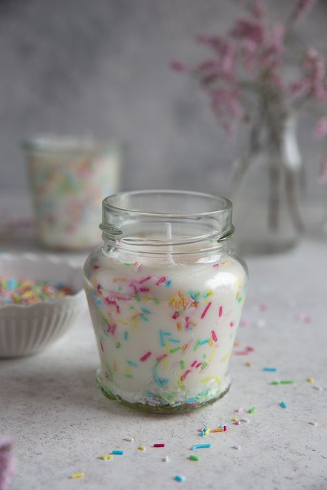 These fun and easy to make DIY sprinkle candles make the perfect birthday gift. Follow the easy tutorial and recreate this quick DIY. | homebakedbliss.com Diy Sprinkle Candle, Cake Candles Diy, Sprinkle Candle, Birthday Candles Diy, Frosted Candle Jar, Sprinkles Candle, Frosted Candles, Tub Tea, Diy Candles Easy