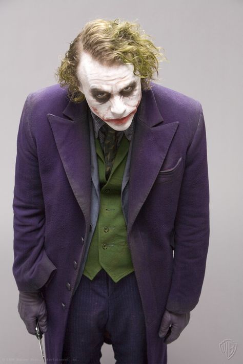 Heath Ledger as Joker (promo photos) Joker Outfit, Joker Y Harley Quinn, Joker Dark Knight, Joker Photos, Hee Man, Der Joker, Joker Heath, Joker Images, Joker Costume