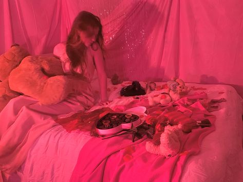 90s Valentines Aesthetic, Valentines Photos, Colored Lighting, Valentines Shoot, Creative Photo Ideas, Valentines Photoshoot, Body Type Drawing, Valentine Photo Shoot, Photos Aesthetic