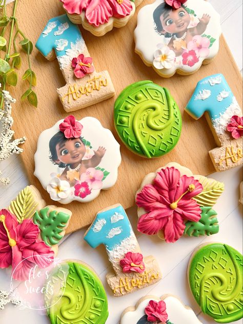 Moana themed sugar cookies Moana Birthday Party Cake, Moana Cookies, Disney Moana Birthday Party, Moana Birthday Decorations, Moana Party Decorations, Moana Birthday Cake, Moana Birthday Party Theme, Moana Theme Birthday, Festa Moana Baby