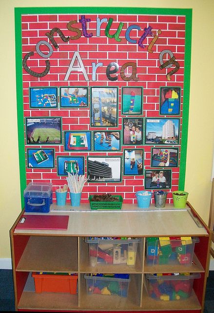 Cool idea for a block station to show them what they can build and to post pics of cool things they or other students have built!!! Construction Area Ideas, Continuous Provision Year 1, Blocks Center, Classroom Areas, Preschool Construction, Year 1 Classroom, Reception Classroom, Early Years Ideas, Blocks Preschool