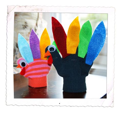 Glove Ideas, Playroom Inspiration, Thanksgiving Kids Table, Felt Glue, Thanksgiving Favors, Glove Puppets, Puppets For Kids, Puppets Diy, Kids Thanksgiving