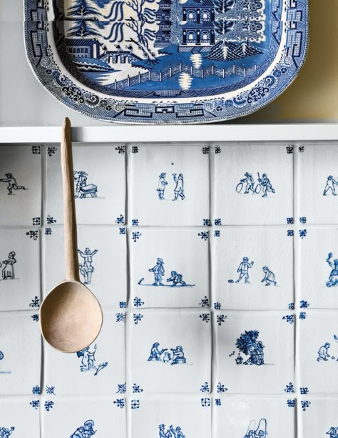 Delft Blue Tiles Kitchen, Delft Bathroom Ideas, White And Blue Tiles Kitchen, Delft Kitchen Ideas, Delft Kitchen Backsplash, English Patterns Traditional, Kitchen Tile Backsplash Pattern, Delft Tiles Bathroom, Dutch Tiles Kitchen