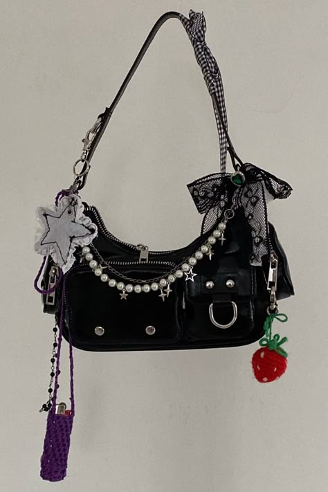 Black Bag With Charms, Bag With Charms Aesthetic, Black Handbag Aesthetic, Bag Charms Aesthetic, Accessorize Bags, My Style Bags, Oil Bag, Upcycled Bag, Handbag Essentials