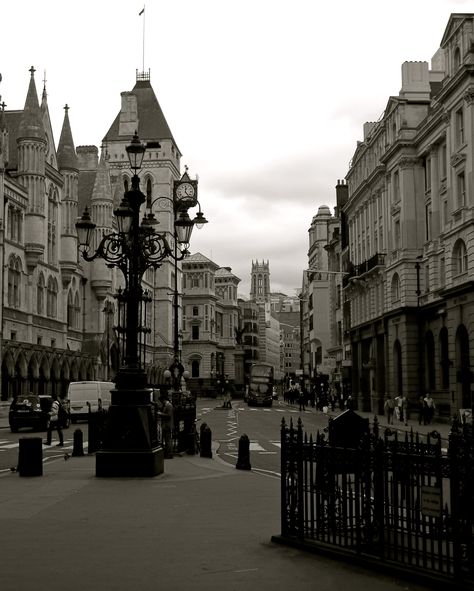 Fleet Street | Fleet Street, London, June 2011, c.b.w. Fleet Street London, London In August, Underground River, Beautiful Vacation Spots, Swinging London, Fleet Street, Oliver Twist, Sweeney Todd, English History