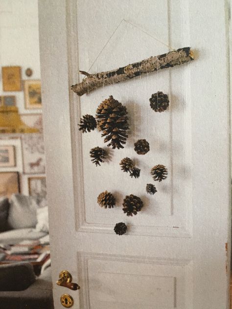 Window Decor Diy, Outdoorsy Decor, Forest Crafts, Diy Woodland, Christmas Door Decoration, Christmas Window Decorations, Diy Wind Chimes, Fall Wall Decor, Pine Cone Decorations