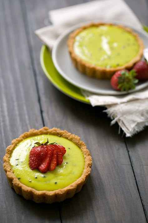 Strawberry & Kiwi Tartlets Kiwi Recipes, Tart Dessert, Strawberry Kiwi, Sweet Pie, Pie Tart, Easy Meal Ideas, Pies And Tarts, Sweet Tarts, Eclairs