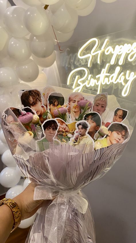 Literally the most beautiful flower bouquet i have ever received! #seventeen #carat #svt #scoups #joshua #mingyu #jeonghan #wonwoo #dino #hoshi #woozi #vernon #junhui #the8 #seungkwan Seventeen Kpop Birthday Ideas, K Pop Flower Bouquet, Seventeen Birthday Gift Ideas, Photocard Bouquet Kpop, Scoups Flower, K Pop Bouquet, Skz Bouquet, Seventeen Graduation Cap, Kpop Flower Bouquet