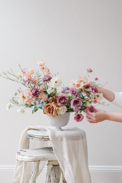 Flower Arrangements Photoshoot, Flower Arrangement Photoshoot, Romantic Flower Arrangements, Florist Branding, Floral Design Classes, Floristry Design, Flower Photoshoot, Flower Centerpiece, Design Workshop