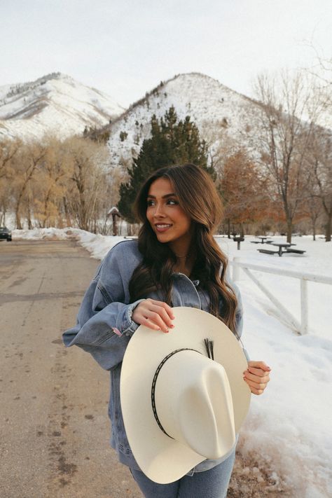 Winter Western Aesthetic, Western Winter Photoshoot, Rancho Photoshoot, Western Outfits Women Country, Kat Singleton, Western Pics, Vaquera Outfits, Western Photo Shoots, Photoshoot Winter