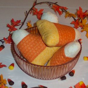 How to make Fabric Candy Corn for Your Harvest Decorating, sewing for the fall Fabric Candy Corn, Candy Corn Crafts, Fabric Candy, Halloween Sewing Projects, Fall Sewing Projects, Candy Corn Decorations, Fun Fall Crafts, Halloween Sewing, Fall Sewing