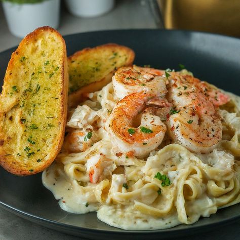 Shrimp And Crab Alfredo, Fancy Meals Dinners, Shrimp And Crab Pasta, Gourmet Shrimp Recipes, Shrimp Alfredo Garlic Bread, Shrimp And Crab Fettuccine Alfredo, Creamy Garlic Cajun Shrimp Pasta, Pasta And Garlic Bread Aesthetic, Crab Recipes Healthy