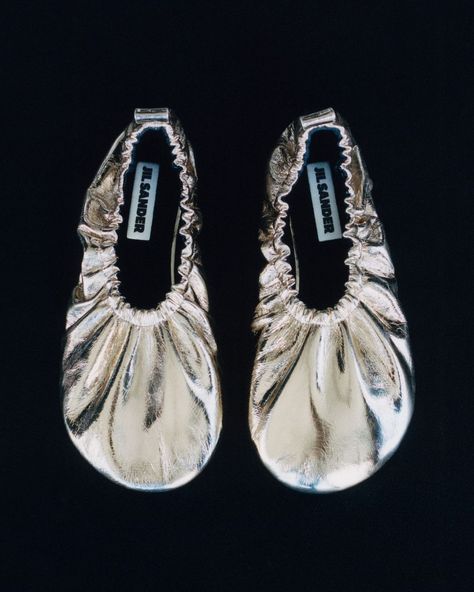 Instagram Silver Footwear, Jil Sander Shoes, Work Pumps, Metallic Ballet Flats, Shades Of Silver, Good Outfits, Walk The Line, Bag Inspiration, Shoes Design