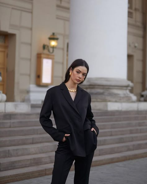 Suit Photoshoot Women Outdoor, City Headshots Women, City Fashion Photoshoot, Business Photoshoot Outdoor, Outdoor Business Photoshoot, Women In Suits Photoshoot, City Portrait Photography, City Fashion Shoot, City Fashion Photography