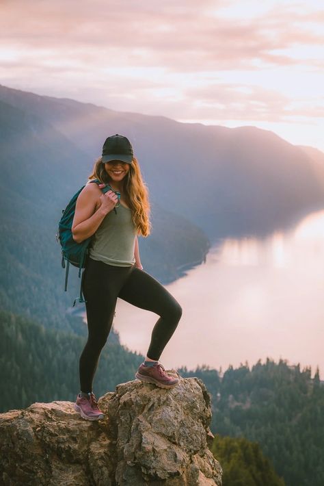 What To Wear Hiking In The Spring - The Wandering Queen Hiking Date Outfit, Spring Hiking Outfits, Best Backpacking Tent, Hiking Attire, Hiking Outfits, Spring Hiking, Summer Hike, Hiking Photography, Hiking Outfit Women