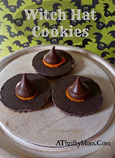 Raspberry Desserts Easy, Easy Halloween Cookies Recipes, Witch Hat Cookies, Witch Cookie, Postres Halloween, Halloween Cookie Recipes, Healthy Halloween Treats, Raspberry Desserts, Halloween Cookies Decorated