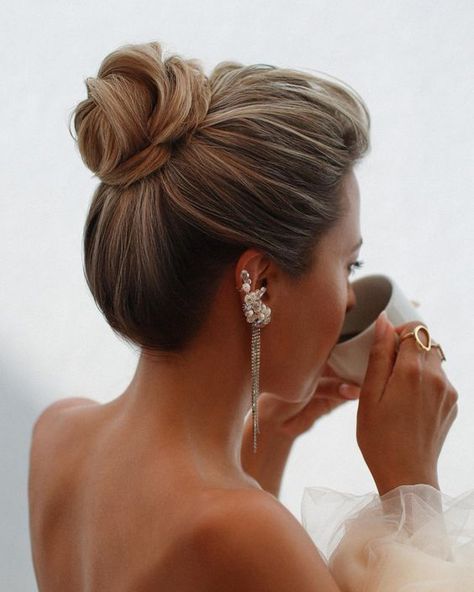 Swept-Back Wedding Hairstyles: 30+ Best Looks & Expert Tips Check more at https://ladyhermosa.com/swept-back-wedding-hairstyles-30-best-looks-expert-tips/ Formal Bun, High Updo, Twist Cornrows, Wedding Hairstyles For Medium Hair, Wedding Hairstyles Medium Length, Wedding Hair Up, Mother Of The Bride Hair, Curly Wedding Hair, Bun Updo