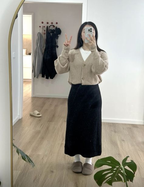 Autumn Outfits Skirt Midi, Long Skirts And Cardigans, Midi Skirt And Cardigan Outfit, Black Midi Skirt Outfit Fall, Turtleneck And Cardigan Outfit, Cardigan Outfit Skirt, Long Black Skirt Outfit Fall, Everday Fits, Cardigan Skirt Outfit