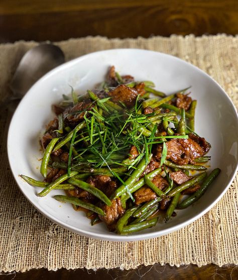 Phat Phrik Khing (Sweet Dry Curry of Pork and Long Beans) adapted from 'Simple Thai Food' — Cooks Without Borders Thai Green Beans Recipe, Prik King Recipe, Pork And Green Beans Recipe, Thai Green Beans, Green Bean Curry, Pork And Green Beans, Easy Thai Recipes, Dry Curry, Long Beans