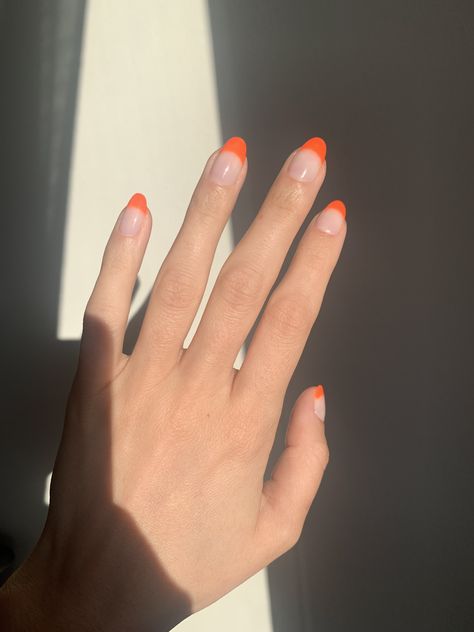 Orange Tips Nails, Orange Manicure, French Manicure Couleur, Orange French Tips, Orange Tip Nails, Orange French Tip Nails, Fun French Manicure, French Fade Nails, Multicolored Nails