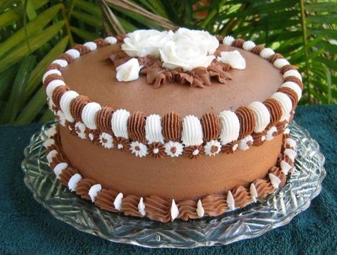 I think brown and white on a cake looks so... Brown Cake Design, White Cake Design, Brown Cake, White Buttercream, White Cake Recipe, Buttercream Cake Decorating, White Cake, Buttercream Cake, Amazing Cakes