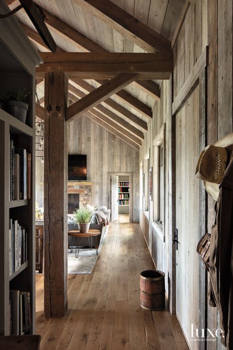 An Architect’s Idaho Retreat Capitalizes On The Views | Luxe Interiors + Design Cozy Cabin Interior, Charm Aesthetic, French Oak Flooring, Rustic Luxe, Cabin Interiors, Hello Lovely, Luxe Interiors, An Architect, Cabin Ideas