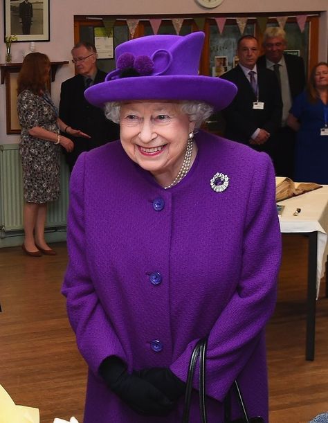 Queen Hat, Rainha Elizabeth Ii, Queen E, King George Vi, Hm The Queen, Royal Family England, Queen Outfit, Elisabeth Ii, Royal Queen