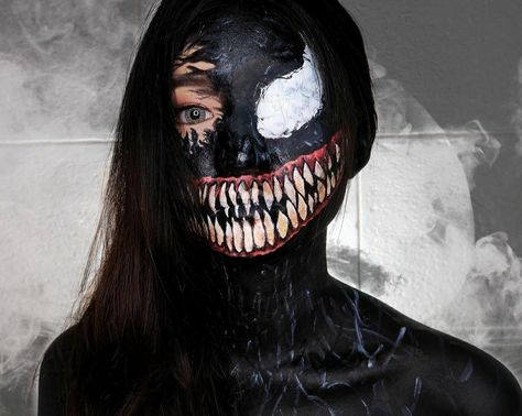 Venom Makeup Female, Venom Halloween Makeup, Crazy Halloween Makeup, Maquillage Yeux Cut Crease, Creepy Halloween Makeup, Carnival Makeup, Halloween Makeup Pretty, Amazing Halloween Makeup, Halloween Makeup Scary