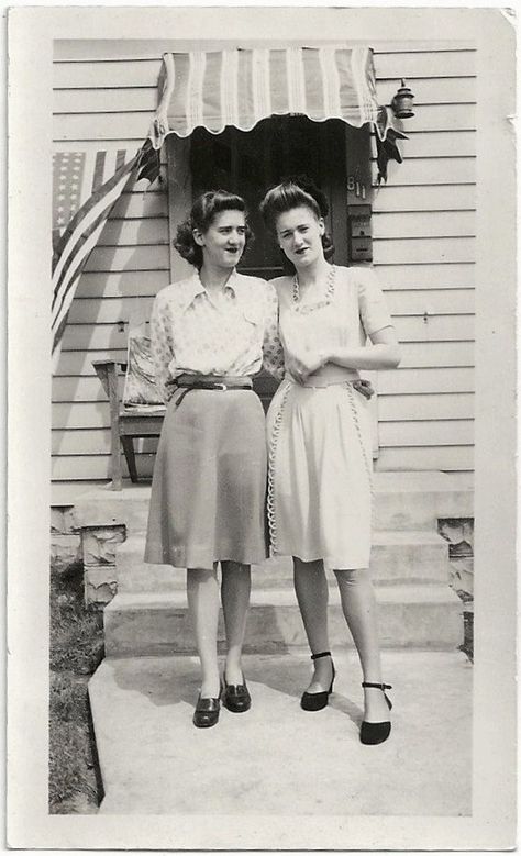 vintage everyday: Vintage Snapshots Prove That 40's Women Fashion Is Always… 40s Mode, Women Standing, 1940s Women, 1940s Woman, Fashion 1940s, 20th Century Fashion, Look Retro, 40s Fashion, 1940s Dresses