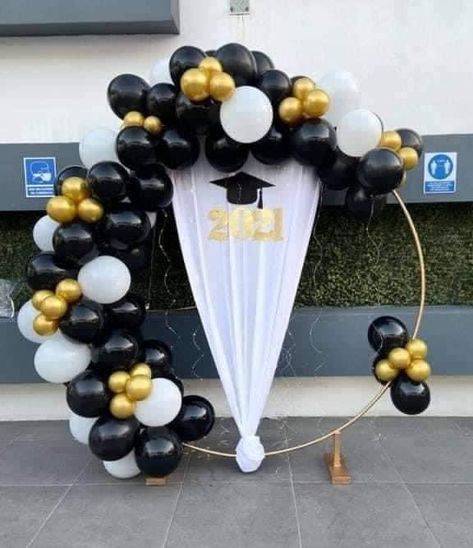 Simple Graduation Decor, Graduacion Infantil Decoracion Ideas, Graduation Decoration Ideas Backdrops, Graduation Party Pictures, Kindergarten Graduation Party, Green Wedding Decorations, Graduation Party Backdrops, Graduation Images, Backyard Graduation Party