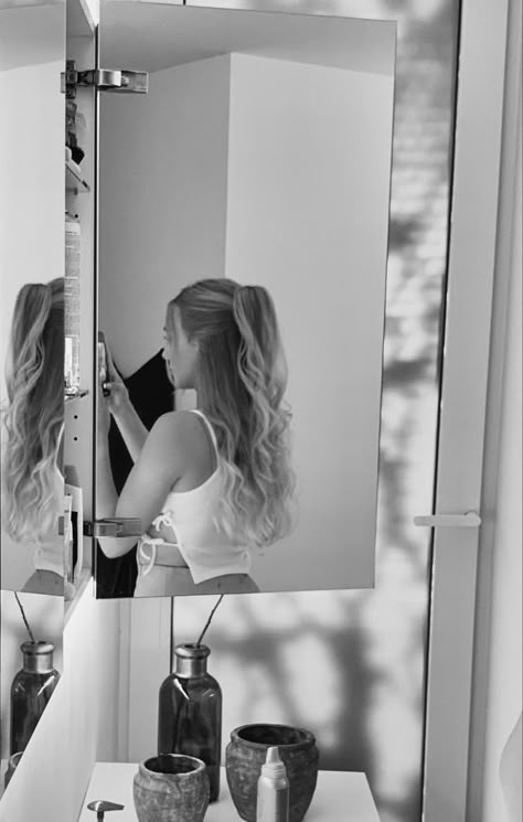 Mirror Pics Blonde Hair No Face, Daisy Keech Mirror Selfie, Snap Selfie Blonde Hair, Blonde Snapchat Selfies Half Face, Blonde Girl Mirror No Face, Mirror Pic Blonde Hair, Blond Girl Mirror, Mirror Selfie Blonde Hair, Pretty Selfies Blonde