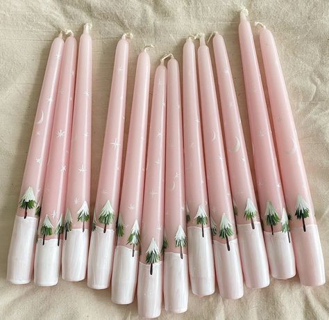 Advent Pillar Candles, Painted Candle Tapers, Painted Candlesticks Christmas, Christmas Candle Painting Ideas, Christmas Taper Candles, Diy Painted Candles, How To Paint Candles, Candle Painting Ideas, Candle Decoration Ideas