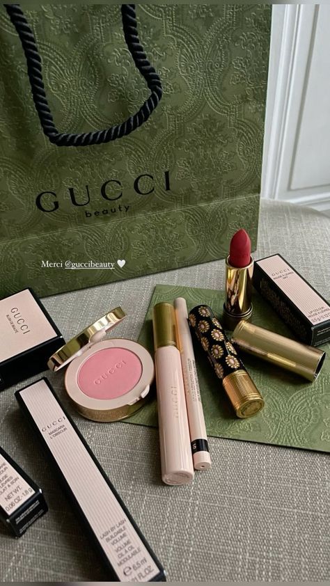 Gucci Makeup Aesthetic, Gucci Skincare, Alice In Wonderland Door, Gucci Aesthetic, Gucci Makeup, Beauty Tips In Hindi, Gucci Beauty, Beauty Tips In Urdu, Makeup Package