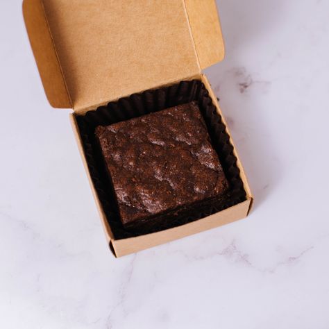 [ Brownie Gift Box of One ] This lovely gift features a handmade fudgy chocolate brownie individually packed in a kraft box. Preorder online at www.edithpatisserie.com Brownie Gift, Brownie Packaging, Tasty Pastry, Mini Brownies, Bakery Products, Box Brownies, Mini Bites, Blondie Brownies, Packing Ideas