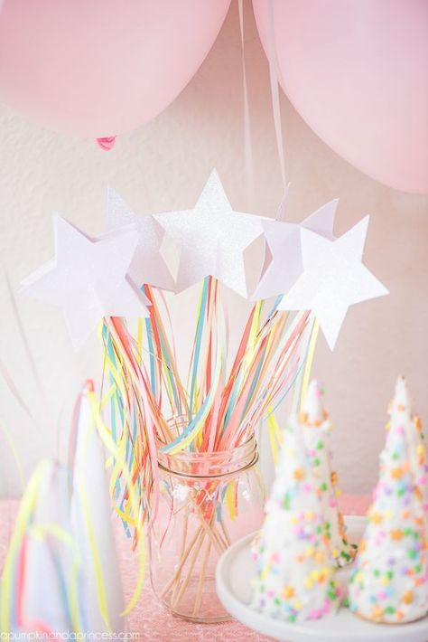 4de Verjaardag, Unicorn Party Food, Pyjamas Party, Unicorn Birthday Party Decorations, Rainbow Unicorn Party, Unicorn Themed Birthday Party, Rainbow Unicorn Birthday, Unicorn Party Favors, Unicorn Party Decorations