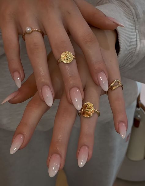 Minimalistic Autumn Nails, Nail Day Outfit, November Almond Nails Ideas, Basic Autumn Nails, Almond Nails Engagement, Shaadi Nails, Nuetral Nail Colors, Basic Nails Almond, Autumn Wedding Nails