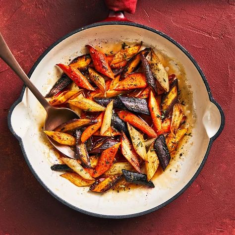 Skillet-Roasted Carrots Roasted Carrots Parsnips, Sweet Carrots, Easy Easter Recipes, Food Savory, Southern Living Recipes, Oven Roasted Asparagus, Easter Side Dishes, Rainbow Carrots, Carrot Recipes