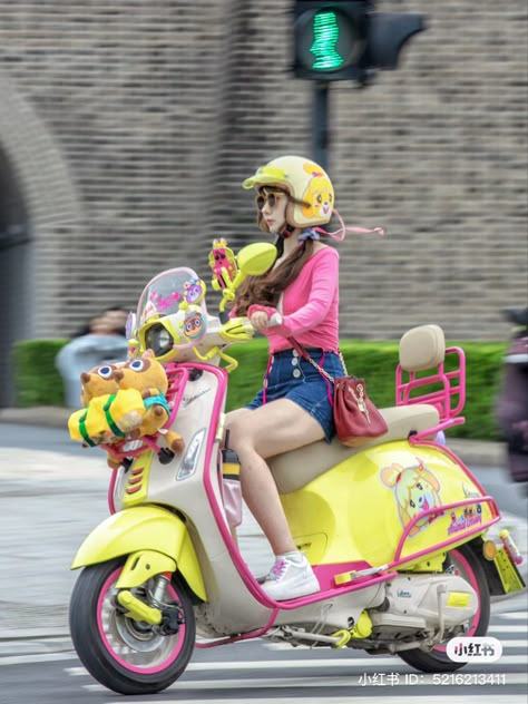 Scooter Girl Aesthetic, Cute Bicycles, Cute Moped, Moped Aesthetic, Cute Vespa, Scooter Aesthetic, Vespa Aesthetic, Motorcycle Cute, Cute Motorcycle