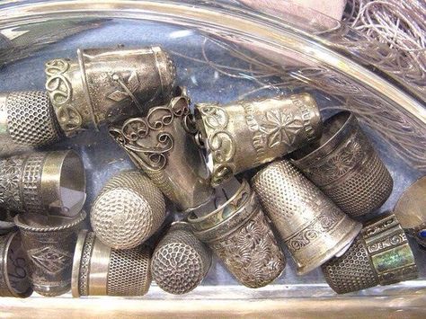 thimbles. Thread Photo, Vintage Sewing Notions, Antique Sewing Machines, Common Thread, Vintage Sewing Machines, Sewing Items, Chatelaine, Sewing Box, Sewing Tools