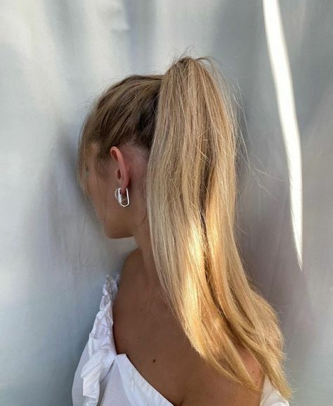 Highlights And Lowlights Balayage, Updo Hairstyles Casual, Maria Aesthetic, Hair Styles Bob, Lowlights Balayage, Healthy Blonde Hair, Hair Extensions Curly, Wavy Hair Styles, Haircut Pixie