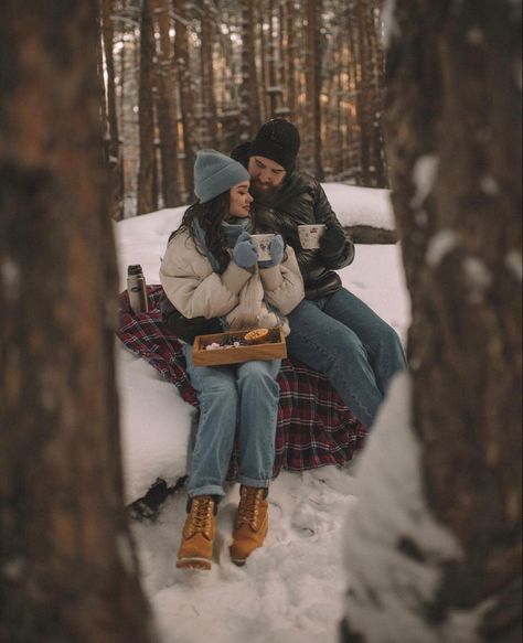 Picnic In The Snow, Hot Chocolate Couples Pictures, Manali Couple Photoshoot, Cozy Couple Outfits, Fun Winter Photoshoot Ideas, Cozy Winter Couple Photos, Fur Coat Engagement Photos, Winter Picnic Photoshoot, Winter Prenup Photoshoot