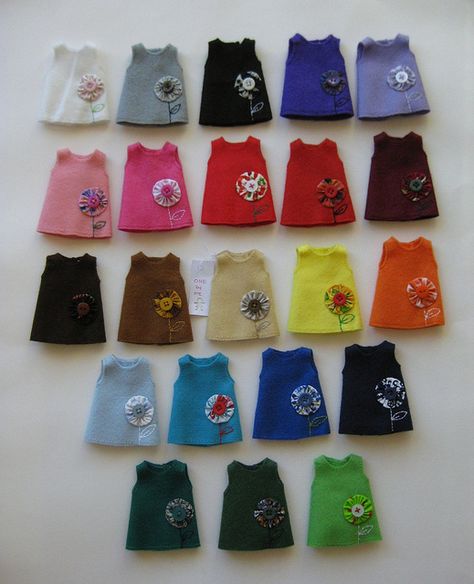 Felt Dresses (by ONE by one, via Flickr).  Great to make for Barbie tops or dresses for Kelly dolls (Barbie's sister). Calico Critters Families, Diy Barbie Clothes, Tiny Clothes, Barbie Clothes Patterns, Barbie Patterns, Barbie Diy, Sewing Dolls, Felt Dolls, Doll Crafts