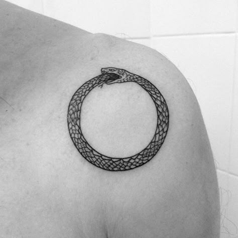 20 Best World Serpent Tattoos - Snake Eating Itself Tattoo Designs - PetPress Snake Eating Itself Tattoo Design, Cousin Tattoos, Karma Tattoo, Ouroboros Tattoo, Serpent Tattoo, Circle Tattoo, Healing Tattoo, E Tattoo, Diy Tattoo