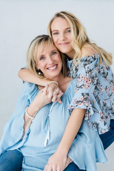 Poses With Mom And Daughter, Adult Mother Daughter Photo Shoot Ideas, Photoshoot With Mom, Mother Daughter Photography Poses, Mom Daughter Photography, Mom Daughter Photos, Mother Daughter Poses, Daughter Photo Ideas, Mother Daughter Pictures