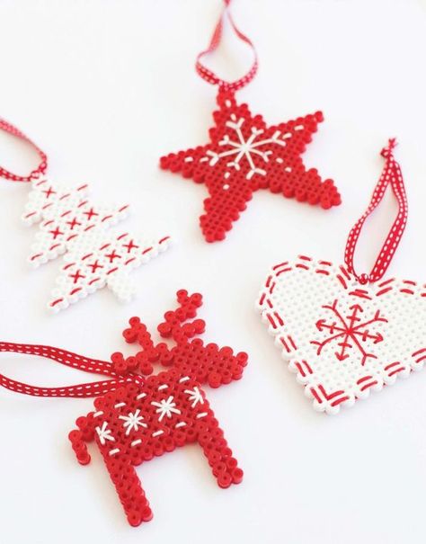 Hama Beads Christmas, Perler Beads Ideas, Christmas Perler Beads, Beaded Christmas Decorations, Art Perle, Diy Christmas Tree Ornaments, Hama Beads Design, Hama Beads Patterns, Diy Perler Beads