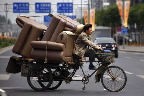 While in Beijing, a man bikes around with a lot of furniture. Funny Moving Pictures, Used Bikes, Man Bike, Cargo Bike, Moving Day, Snow Queen, Girls Party, Tricycle, Beijing