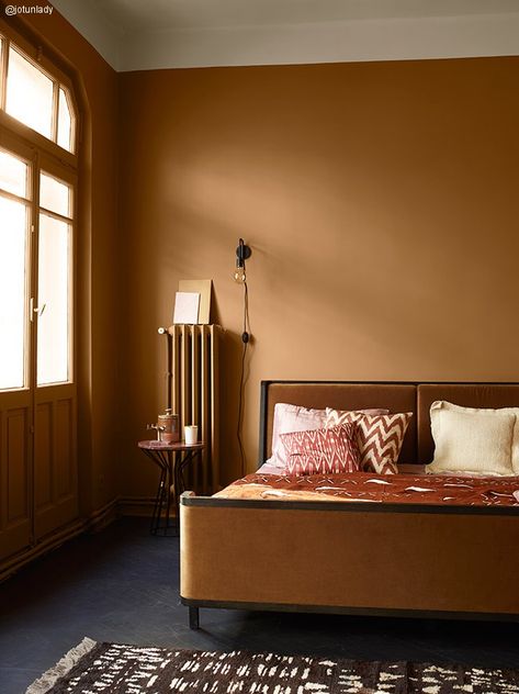 Caramel coloured bedroom with Art Deco style Plum Room, Blush Bedding, Victorian Front Doors, Jotun Lady, Remodel Farmhouse, Yellow Ceiling, Yellow French, Burgundy Rugs, Wedding Wall