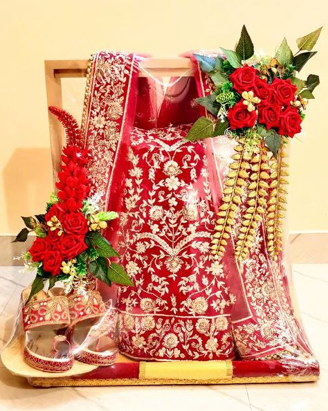 Aana Decoration Wedding, Bridal Dress Packing, Lehnga Packing Ideas Wedding, Wedding Trays Decoration Indian Trousseau Packing, Marawa Packing Ideas, Lehenga Packing Ideas Wedding, Wedding Trays Decoration Indian Ideas, Bridal Dress Packing Ideas, Wedding Packing Ideas Indian